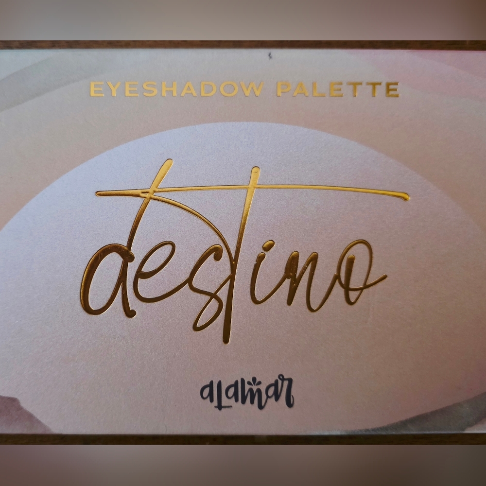 Alamar Vibrant Eyeshadow Palette with Bold Shades